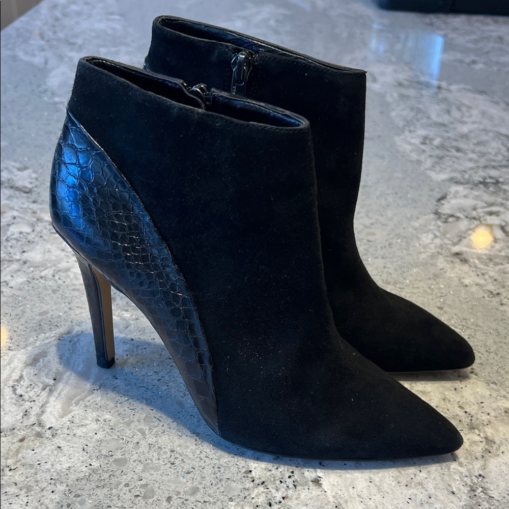 NEW Vince Camuto Black Suede Pointed Toe Ankle Booties with Croc-Texture Size 6